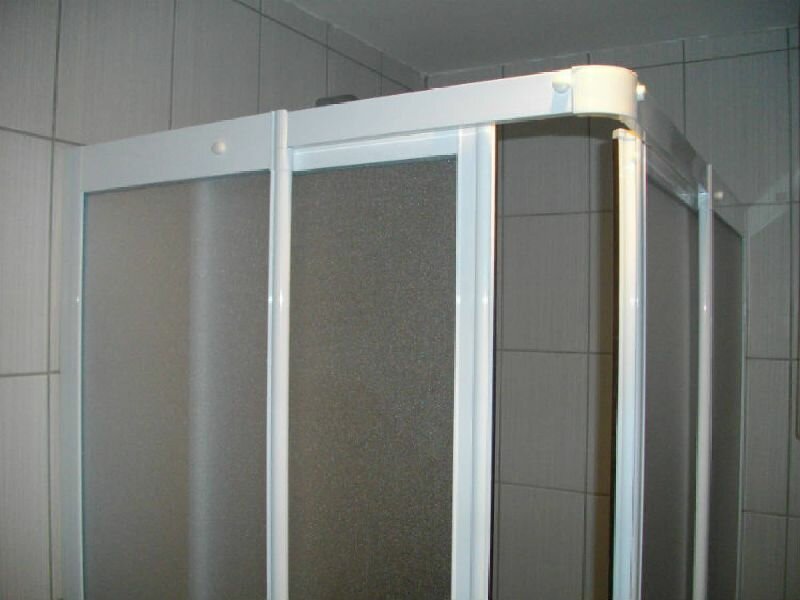 Aluminium shower cubicle